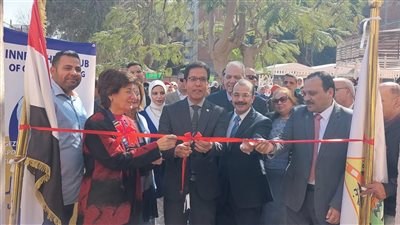 بأسعار رمزية، رئيس جامعة بنها يفتتح معرض الملابس الخيري للطلاب 