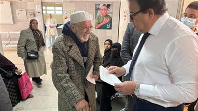 خلال زيارة مفاجئة.. وزير الصحة يكافئ العاملين بمركز طب أسرة التجمع الثالث 
