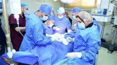 رئيس جامعة سوهاج يجرى عملية جراحية لطفلة مصابة بشلل ولادي 