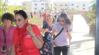 توافد السياح على مركز التراث الحضاري بمكتبة مصر العامة في الأقصر (صور)