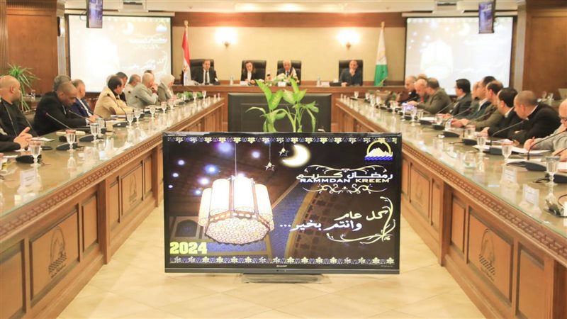 محافظ الجيزة في اجتماع