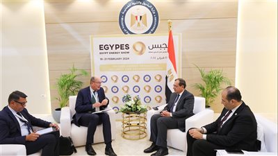 وزير البترول يلتقي وفد البنك الأوروبي لإعادة الإعمار والتنمية