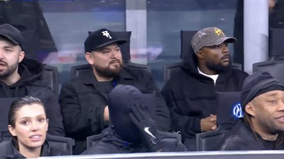 كانييه ويست وزوجته يحضران مباراة إنتر ميلان وأتلتيكو مدريد (فيديو)