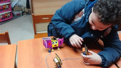 أنشطة علمية عن الدوائر الكهربائية بمكتبة مصر العامة بدمنهور (صور)