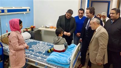 رئيس جامعة طنطا يزور مصابى غزة فى المستشفيات (صور)