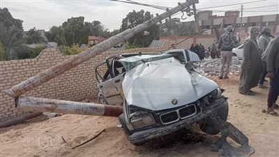بالصور|إصابة 4 أشخاص في حادث تصادم سيارة ملاكي بإستراحة انتظار في الوادي الجديد 