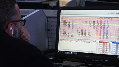 تعاملات حذرة للعملاء في البورصة بعد قرار تحرير سعر الصرف