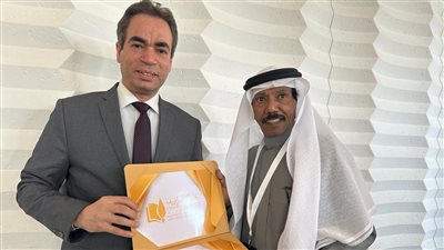 اتحاد كتاب أفريقيا وآسيا يمنح وسام الشرف للأديب السعودي عبده خال الحائز على جائزة البوكر