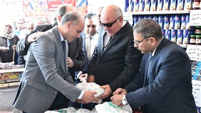 محافظ قنا يطالب التجار بالالتزام بالأسعار وتوفير السلع بمعارض أهلا رمضان 