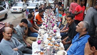 موائد الرحمن في الإسكندرية بهجة رمضانية تجمع المواطنين لتناول الإفطار 