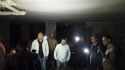 رئيس حي الهرم يعاين موقع حريق محلات بهضبة الهرم (صور)