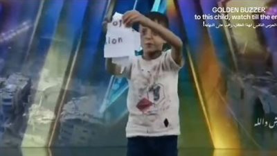 طفل فلسطيني يبكي لجنة تحكيم برنامج مسابقات أمريكي، وساويرس متأثرا: دموعي نزلت (فيديو)