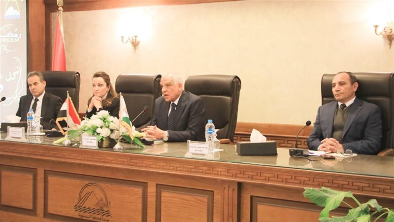 محافظ الجيزة في اجتماع