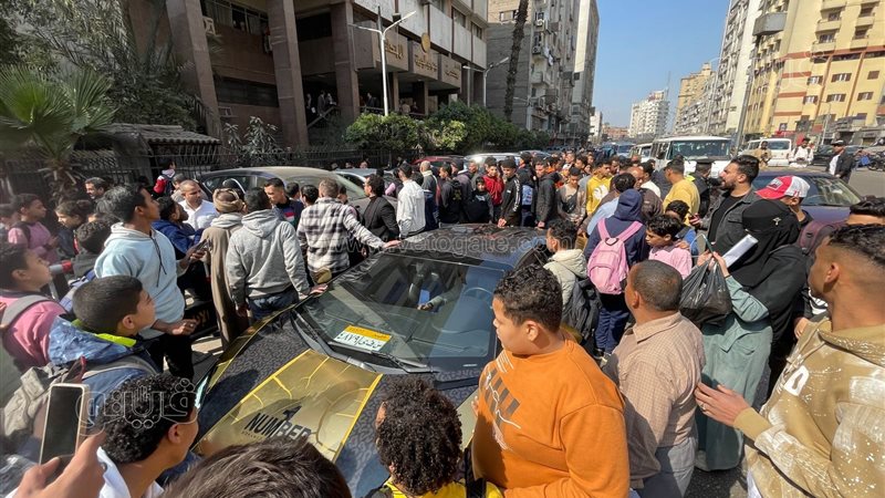 احتشاد الجماهير أمام
