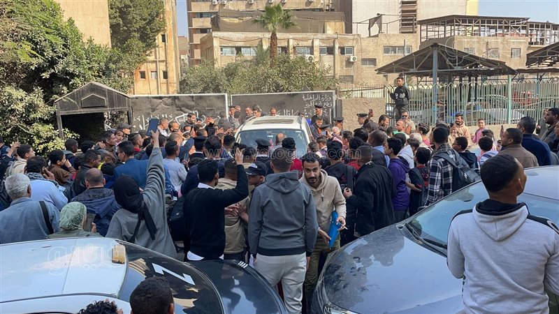 لحظة خروج الفنان
