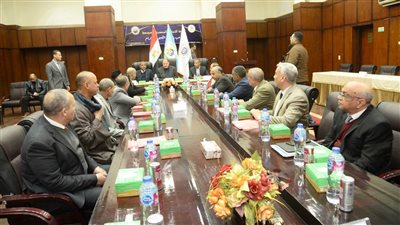 محافظ أسيوط يترأس اجتماع الغرفة التجارية (صور)