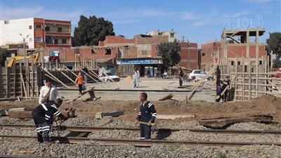 سكرتير بني سويف يتابع سير العمل بمشروع إنشاء كوبري أشمنت بمركز ناصر