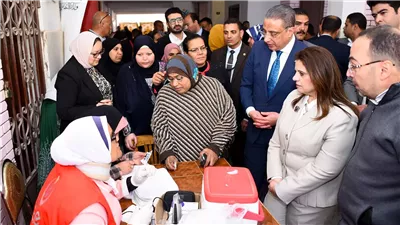 وزير الهجرة تتفقد القافلة الطبية بمدرسة دمو الفندقية في الفيوم