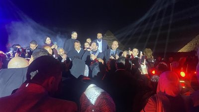 شاهد رامي جمال يترك المسرح ويغني مع الجمهور ميدلي خاص في حفل الصوت والضوء 