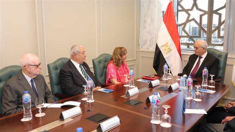  وزير التعليم يشهد