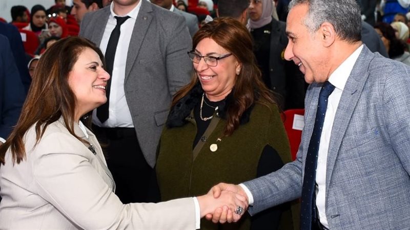 وزيرة الهجرة في لقاء