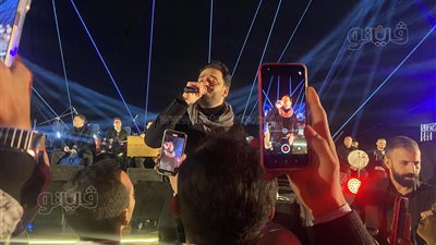جيت متأخر وأنا مش كداب، الرومانسية تسيطر على أجواء حفل رامي جمال بالصوت والضوء بالأهرامات (فيديو)