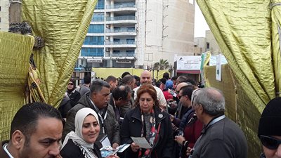 أنصار المرشحين يوزعون الدعاية على الناخبين بانتخابات المهندسين بالإسكندرية 