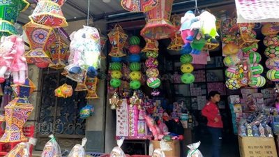  من الحرفية إلى الإبداع، رحلة داخل أقدم ورش صناعة الفوانيس بالسيدة والدرب الأحمر (فيديو وصور)