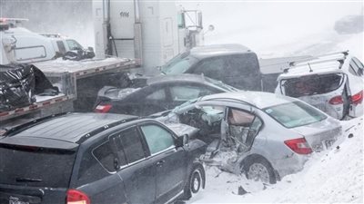 بسبب الظروف الجوية، تصادم 100 سيارة في الصين (فيديو)