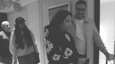 بالشبشب وبيجامة البيت، شيرين عبد الوهاب تثير الجدل في بيروت (فيديو)