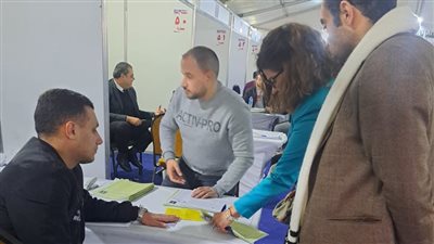 الكاتبة الصحفية فاطمة ناعوت تدلي بصوتها في انتخابات المهندسين (صور) 