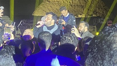 رامي جمال يختتم أولى حفلاته بالأهرامات بالغناء مع جمهوره 