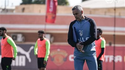 محاضرة فنية من جوميز للاعبي الزمالك في فندق الإقامة استعدادًا لـ أبو سليم