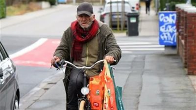  حكاية ثري يبحث عن الطعام في براميل القمامة 