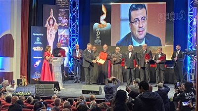 عمرو الليثي يهدي جائزته للصحفي الفلسطيني وائل الدحدوح (صور)