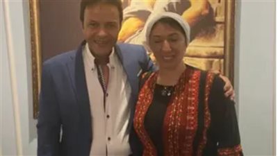 زوجة فنان مصري هارب تصفع إعلاميا شهيرا خلال جنازة بتركيا