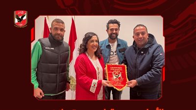 الأهلي يستقبل عمدة مانشستر ويهديها درع وعلم النادي 