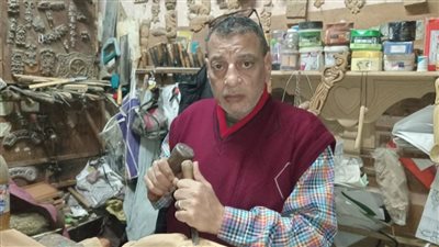 الصلاة في الأقصى «أمنيته الوحيدة».. موظف يبدع في تحويل مخلفات الخشب إلى مساجد وتحف فنية