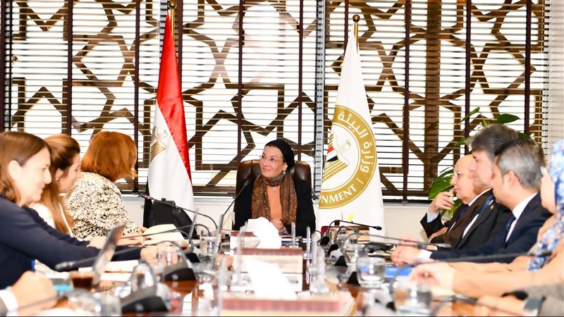 وزيرة البيئة تستعرض