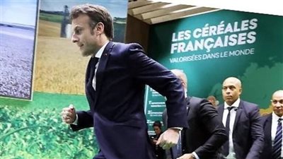 لحظة هروب ماكرون من المزارعين بسبب الاحتجاجات في باريس (فيديو)