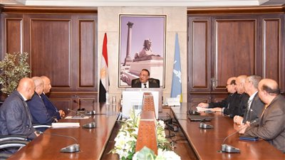 محافظ الإسكندرية يلتقي عددًا من رؤساء شركات الرصف لمتابعة الأعمال بالطرق