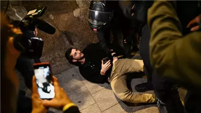  شرطة الاحتلال الإسرائيلي تعتدي على متظاهرين وسط تل أبيب 