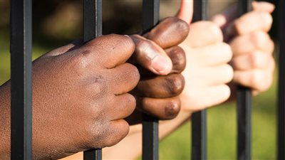 قرار جديد ضد 6 عاطلين لحيازتهم 10 كيلو حشيش وإستروكس بالشروق ودار السلام