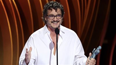 بيدرو باسكال يفوز بجائزة ساغ كأفضل ممثل درامي في مسلسل (فيديو)