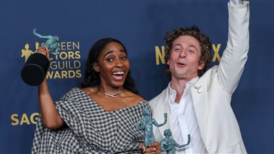 آيو إدبيري وجيرمي آلن وايت أفضل ممثلين كوميديا في حفل ساغ