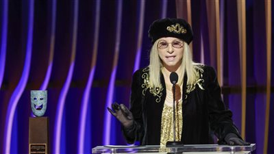 تكريم باربرا سترايساند بجائزة ساغ الفخرية (فيديو وصور)