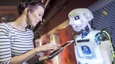 خبير تكنولوجيا معلومات: منافسة قوية بين الذكاء البشري والصناعي (فيديو)