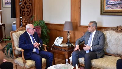 بالصور.. الغضبان يَستقبِل وزير العمل في بداية جولته ببورسعيد