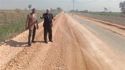 البدء في تمهيد ورصف طريق نجع حمادي بمركز صدفا في أسيوط