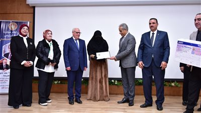 حسن شحاتة ومحافظ بورسعيد يسلمان عقود عمل لذوي الهمم (صور) 